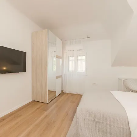 Enjoy Split, New In The Center With A Private Garden 아파트 *