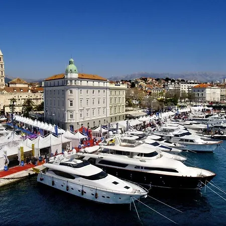 Enjoy Split, New In The Center With A Private Garden Apartman